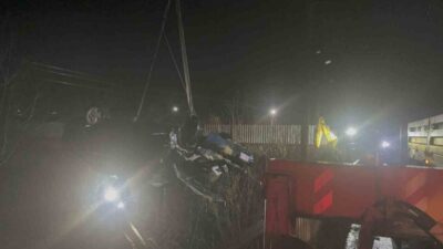 Kocaeli’nin Kandıra ilçesinde çaya uçan otomobildeki baba ve oğlu hayatını