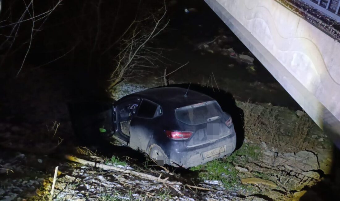 Bursa’nın İnegöl ilçesinde kontrolden çıkan otomobilin dereye uçtuğu kazada sürücü