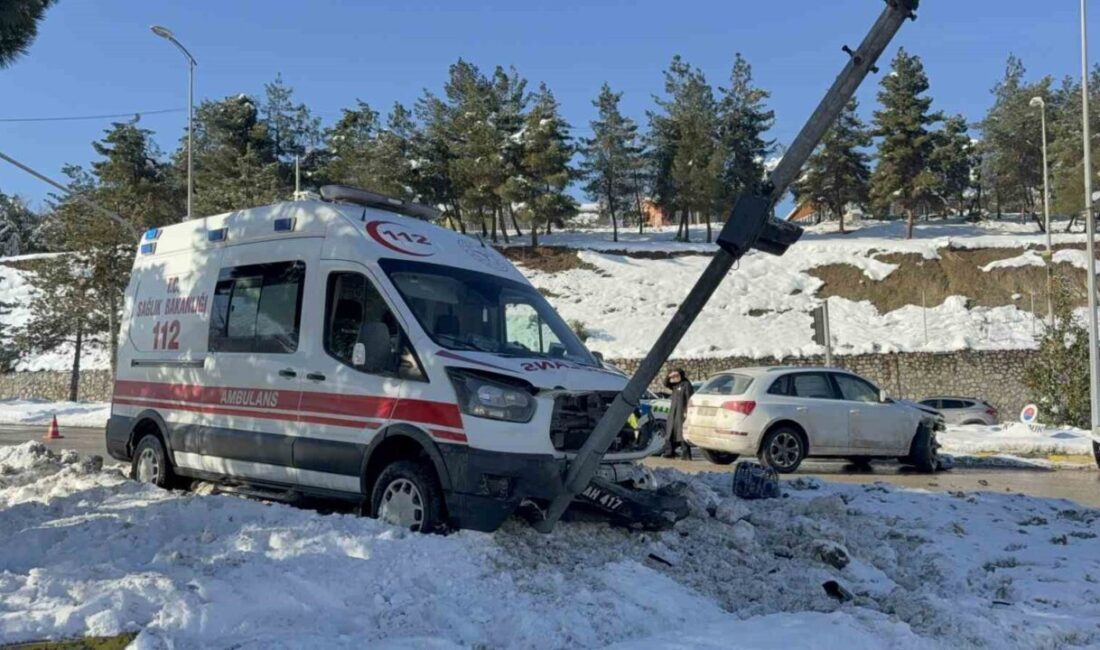 Karabük’te ambulans ile otomobilin çarpışması sonucu meydana gelen trafik kazasında