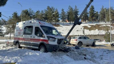 Karabük’te ambulans ile otomobilin çarpışması sonucu meydana gelen trafik kazasında