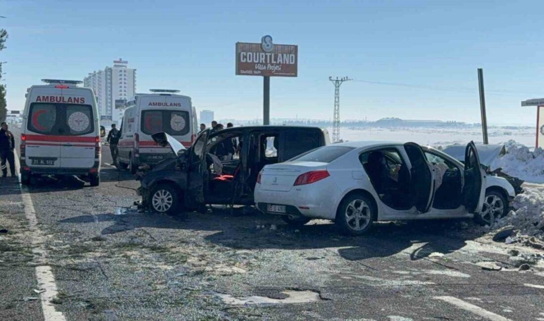 Diyarbakır’da kayganlaşan yolda hafif ticari araç ile otomobilin çarpışması sonucu