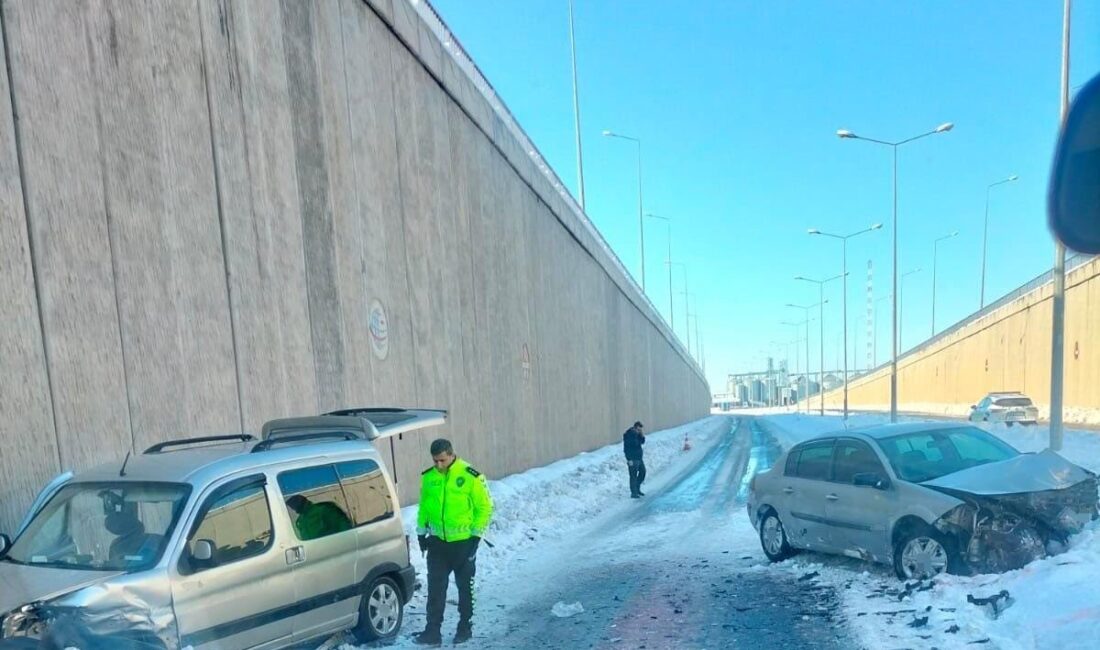 Diyarbakır’ın Çınar ilçesinde otomobil ile hafif ticari aracın çarpıştığı kazada