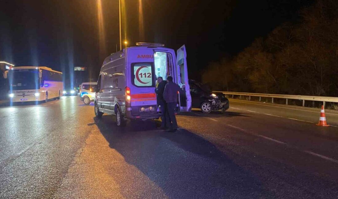 Çorum’da otomobil ile hafif ticari aracın çarpıştığı kazada 3’ü çocuk