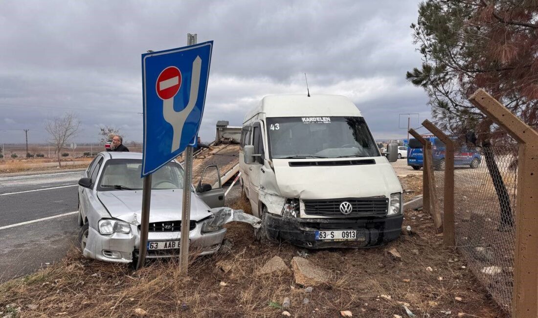 Şanlıurfa’nın Suruç ilçesinde minibüs ile otomobilin çarpışması sonucu meydana gelen