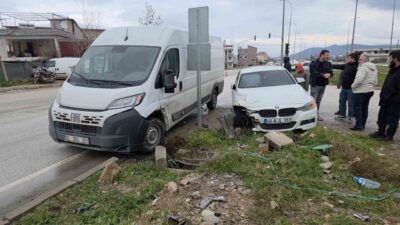 Hatay’da FİAT marka minibüs ile BMW marka otomobilin çarpıştığı kaza