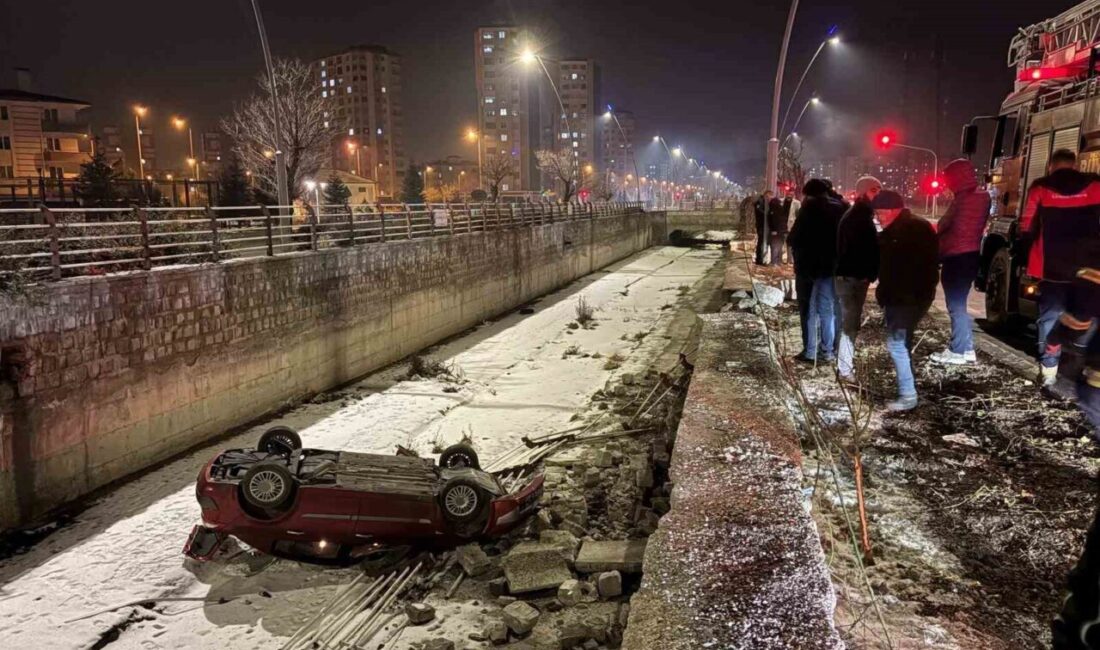 Kayseri’nin Kocasinan ilçesinde sürücüsünün direksiyon hakimiyetini kaybettiği otomobil 5 metrelik