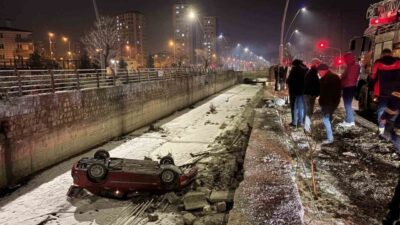 Kayseri’nin Kocasinan ilçesinde sürücüsünün direksiyon hakimiyetini kaybettiği otomobil 5 metrelik