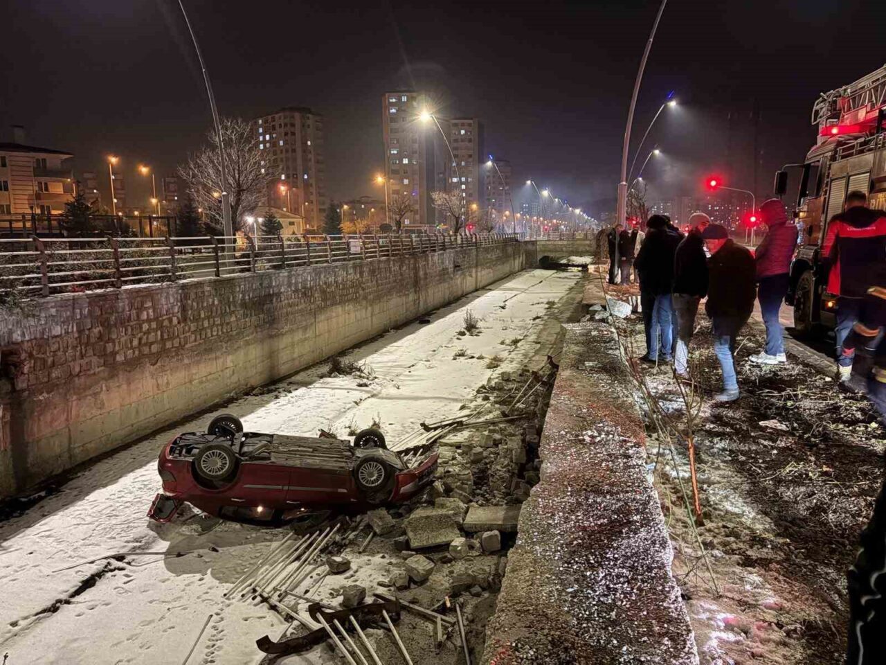 Kayseri’nin Kocasinan ilçesinde sürücüsünün direksiyon hakimiyetini kaybettiği otomobil 5 metrelik