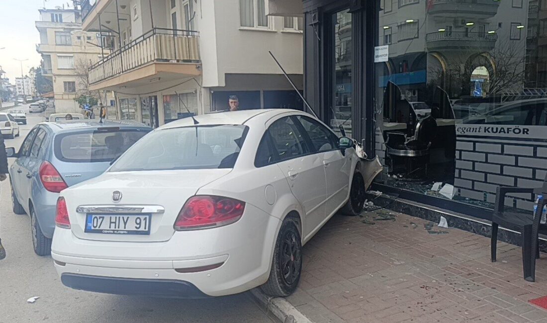 Antalya’da kontrolden çıkan otomobil, cadde üzerindeki erkek kuaförü dükkanına daldı.