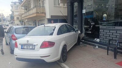 Antalya’da kontrolden çıkan otomobil, cadde üzerindeki erkek kuaförü dükkanına daldı.