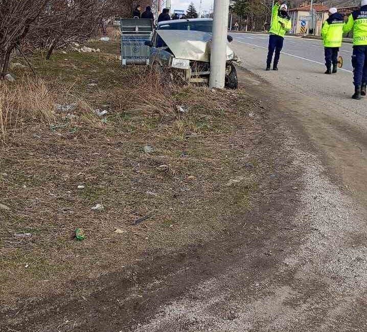 Afyonkarahisar’da otomobilin moped ile çarpıştığı kazada anne hayatını kaybederken, 12