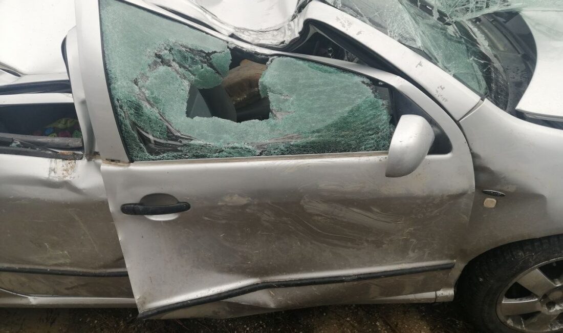 Isparta’nın Yalvaç ilçesinde sürücüsünün kontrolünü kaybettiği otomobil şarampole yuvarlanarak kavak