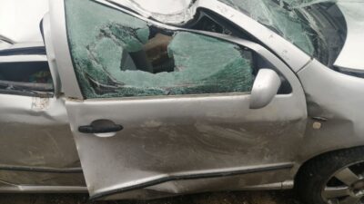 Isparta’nın Yalvaç ilçesinde sürücüsünün kontrolünü kaybettiği otomobil şarampole yuvarlanarak kavak