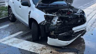 Sakarya’nın Karasu-Adapazarı yolu üzerinde yağış nedeniyle kayganlaşan yolda kontrolden çıkarak