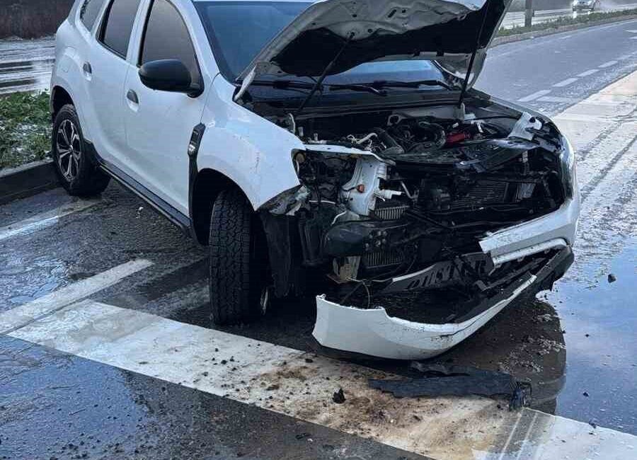 Sakarya’nın Karasu-Adapazarı yolu üzerinde yağış nedeniyle kayganlaşan yolda kontrolden çıkarak