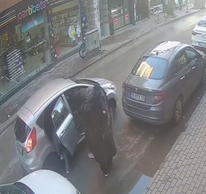 Bursa’nın İnegöl ilçesinde otomobile binen 3’ü çocuk 4 kişi, arkadan