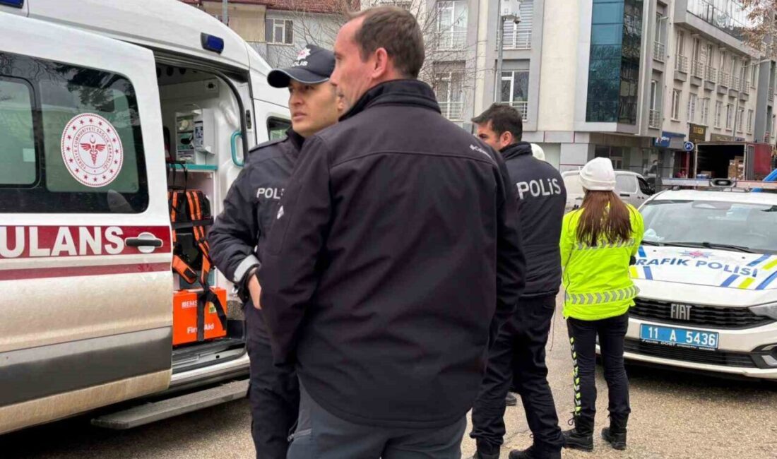 Bilecik’te seyir halindeki motosikletli, otoparktan aniden yola çıkan otomobile çarpmamak