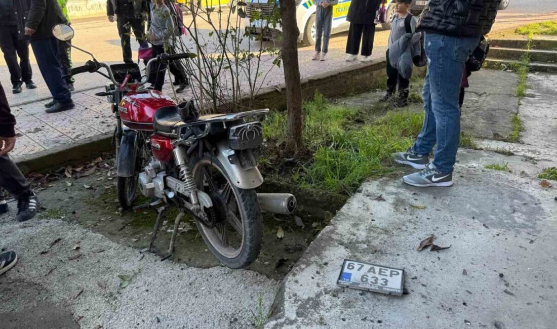 Zonguldak’ın Alaplı ilçesinde otomobile çarpmamak için manevra yapan motosiklet devrildi.