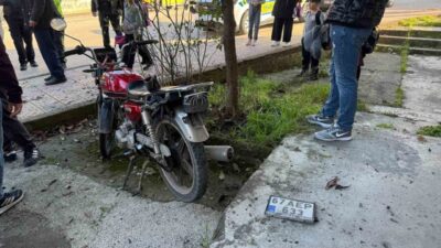 Zonguldak’ın Alaplı ilçesinde otomobile çarpmamak için manevra yapan motosiklet devrildi.