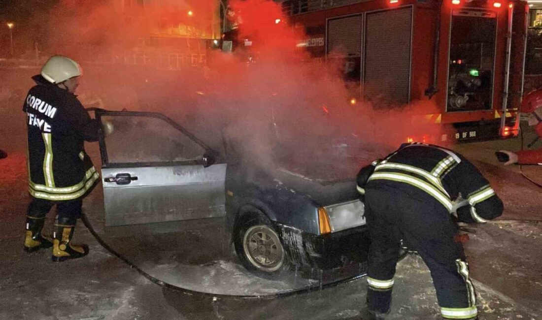 Çorum’da sahibi tarafından çalıştırılmak istenen otomobilin motor kısmında yangın çıktı.