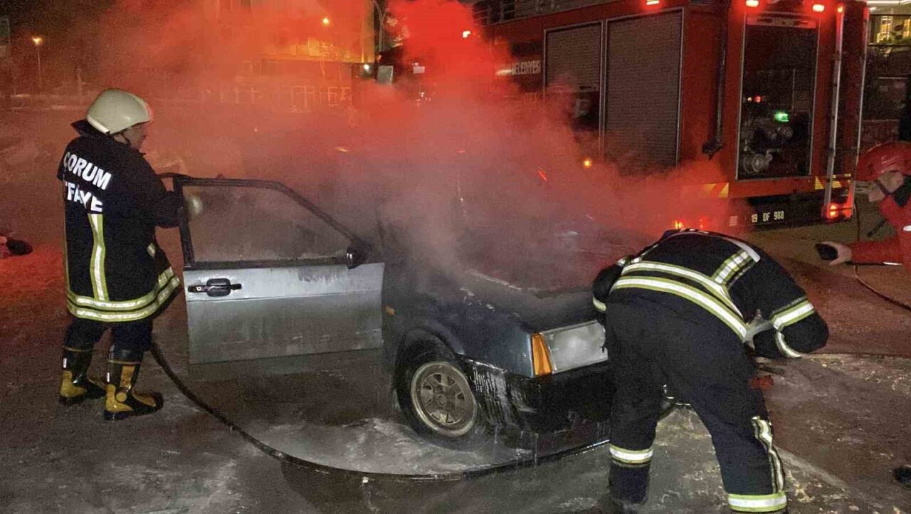 Çorum’da sahibi tarafından çalıştırılmak istenen otomobilin motor kısmında yangın çıktı.