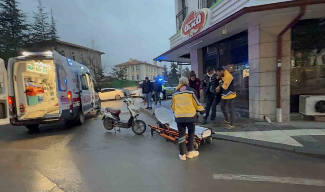 Aksaray’da seyir halindeki elektrikli bisiklete çarpan otomobil sürücüsü olay yerinden