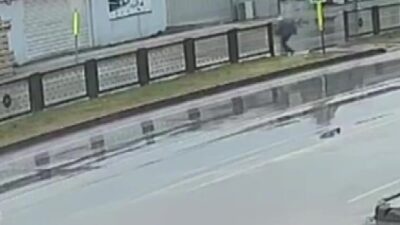 Adana’da yaya geçidinden yolun karşısına geçmek isteyen yaşlı adam, bir