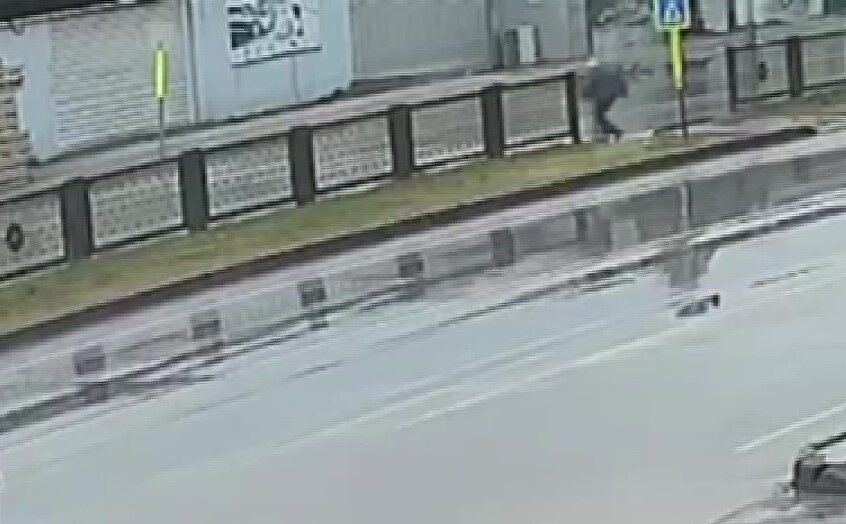 Adana’da yaya geçidinden yolun karşısına geçmek isteyen yaşlı adam, bir