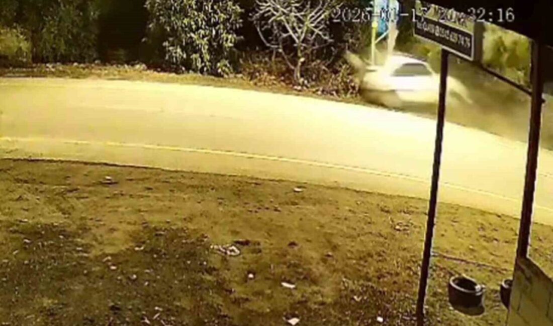 Hatay’da elektrik direğine çarpan otomobildeki 2 kişi yaralandı, kaza anı