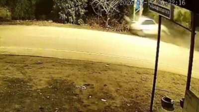 Hatay’da elektrik direğine çarpan otomobildeki 2 kişi yaralandı, kaza anı