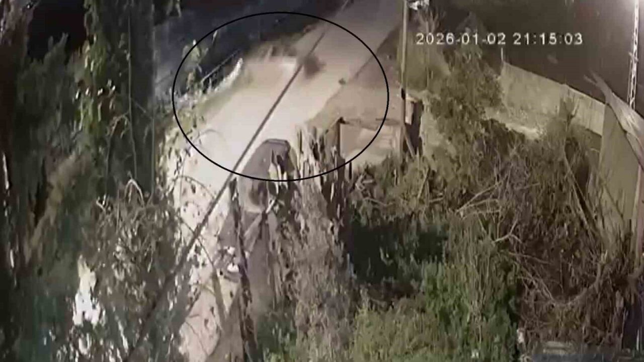 Hatay’da sürücüsünün direksiyon hakimiyetini kaybetmesiyle su kanalına uçan otomobildeki 3