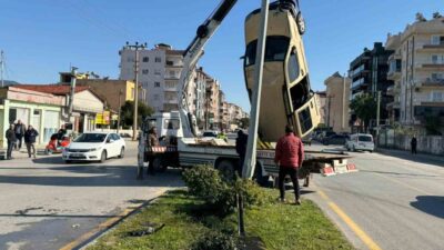 Muğla’nın Ortaca ilçesinde otomobille çarpışan ticari araç, refüje savrularak takla