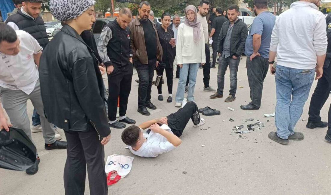 Antalya’nın Manavgat ilçesinde otomobilin otoparka dönüş yaptığı sırada motosikletle çarpışması