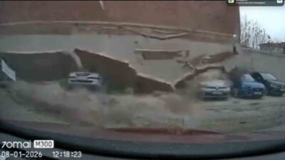 Eskişehir’de dün fırtınanın etkisiyle metruk bir binanın duvarının açık otoparka