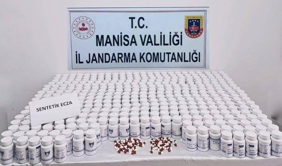 Manisa’da jandarmanın yılbaşı emniyet tedbirleri kapsamında otoyolda durdurduğu araçta binlerce