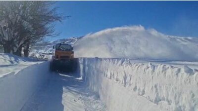 Tunceli’nin Ovacık ilçesinde yer yer 2 metreyi bulan kar yağışı