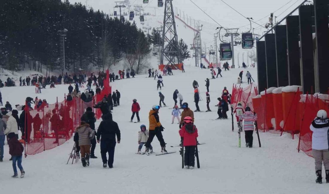 Erzurum Palandöken Kayak Merkezi’nde yaşanan yoğunluk yarıyıl tatili ile birlikte