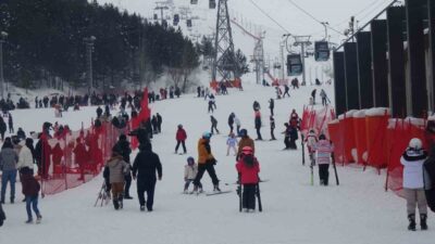 Erzurum Palandöken Kayak Merkezi’nde yaşanan yoğunluk yarıyıl tatili ile birlikte