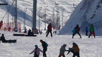 Palandöken Kayak Merkezi’nde hafta sonunda büyük bir yoğunluk yaşandı. Kar
