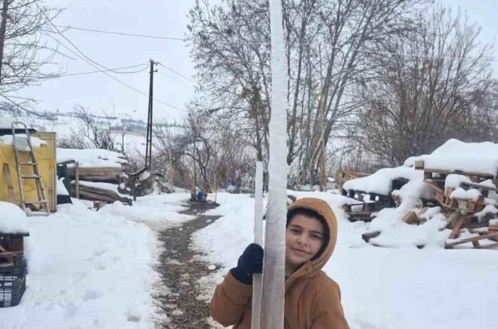 Elazığ’ın Palu ilçesinde oluşan buz sarkıtları görenleri hayrete düşürdü. Elazığ’da