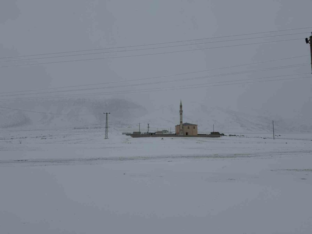 Iğdır-Doğubayazıt karayolunun 18. kilometresinde bulunan Pamuk Geçidi’nde etkili olan kar