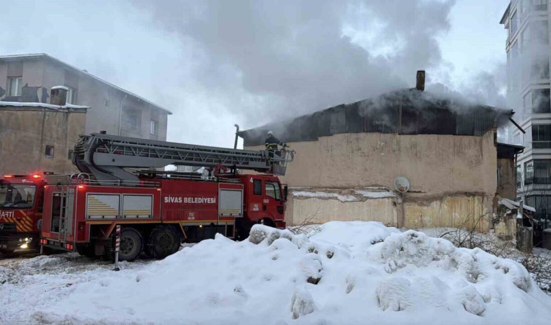 Sivas’ta 2 katlı müstakil binanın çatı katında çıkan yangın, itfaiyenin