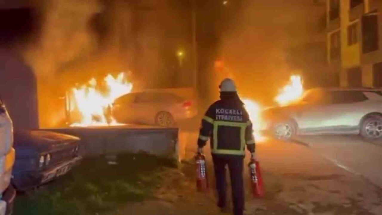 Kocaeli’nin Darıca ilçesinde park halinde bulunan otomobilde çıkan yangın paniğe