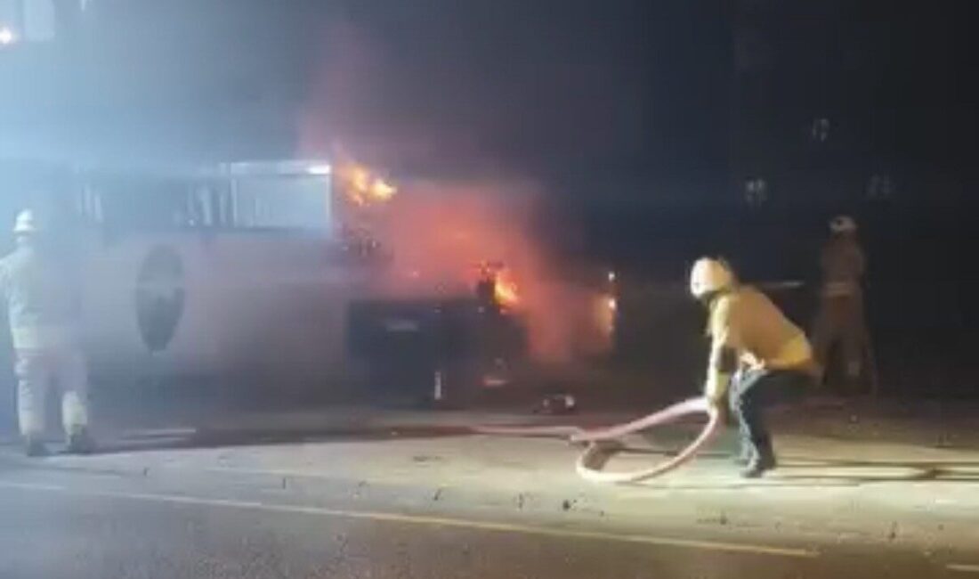 Düzce’de bir evin yanında park halinde bırakılan otomobil alev alev