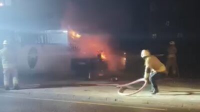 Düzce’de bir evin yanında park halinde bırakılan otomobil alev alev