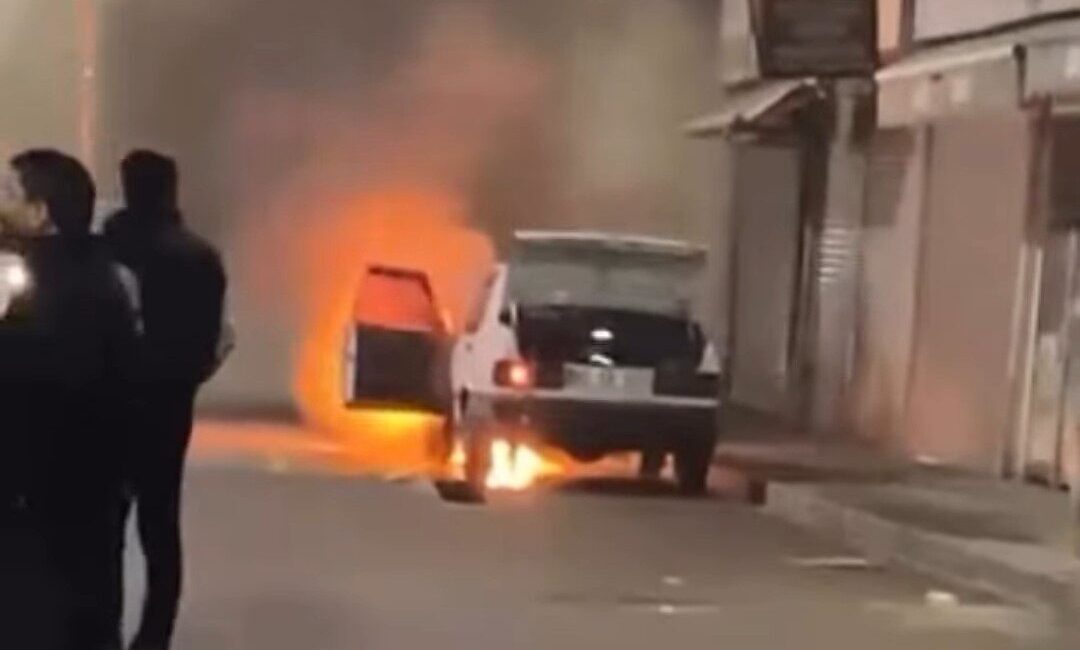 Van’ın İpekyolu ilçesinde park halindeki otomobil alev alev yandı. Edinilen