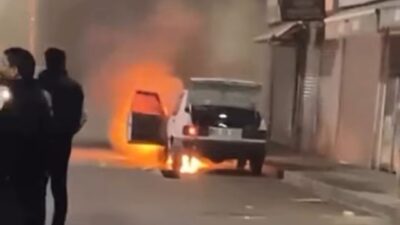 Van’ın İpekyolu ilçesinde park halindeki otomobil alev alev yandı. Edinilen