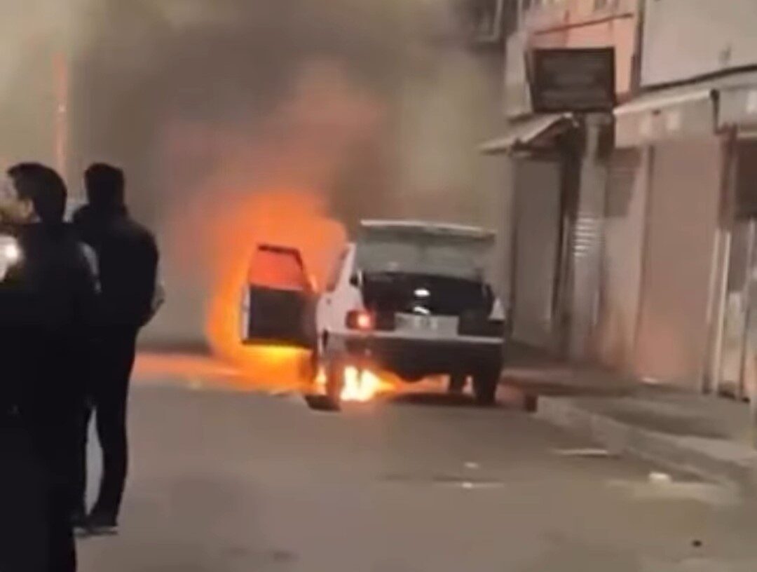 Van’ın İpekyolu ilçesinde park halindeki otomobil alev alev yandı. Edinilen
