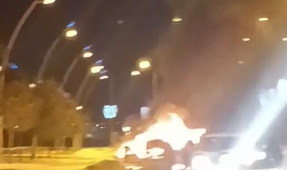 Diyarbakır’ın merkez Yenişehir ilçesinde park halindeki otomobil yanarak kullanılamaz hale