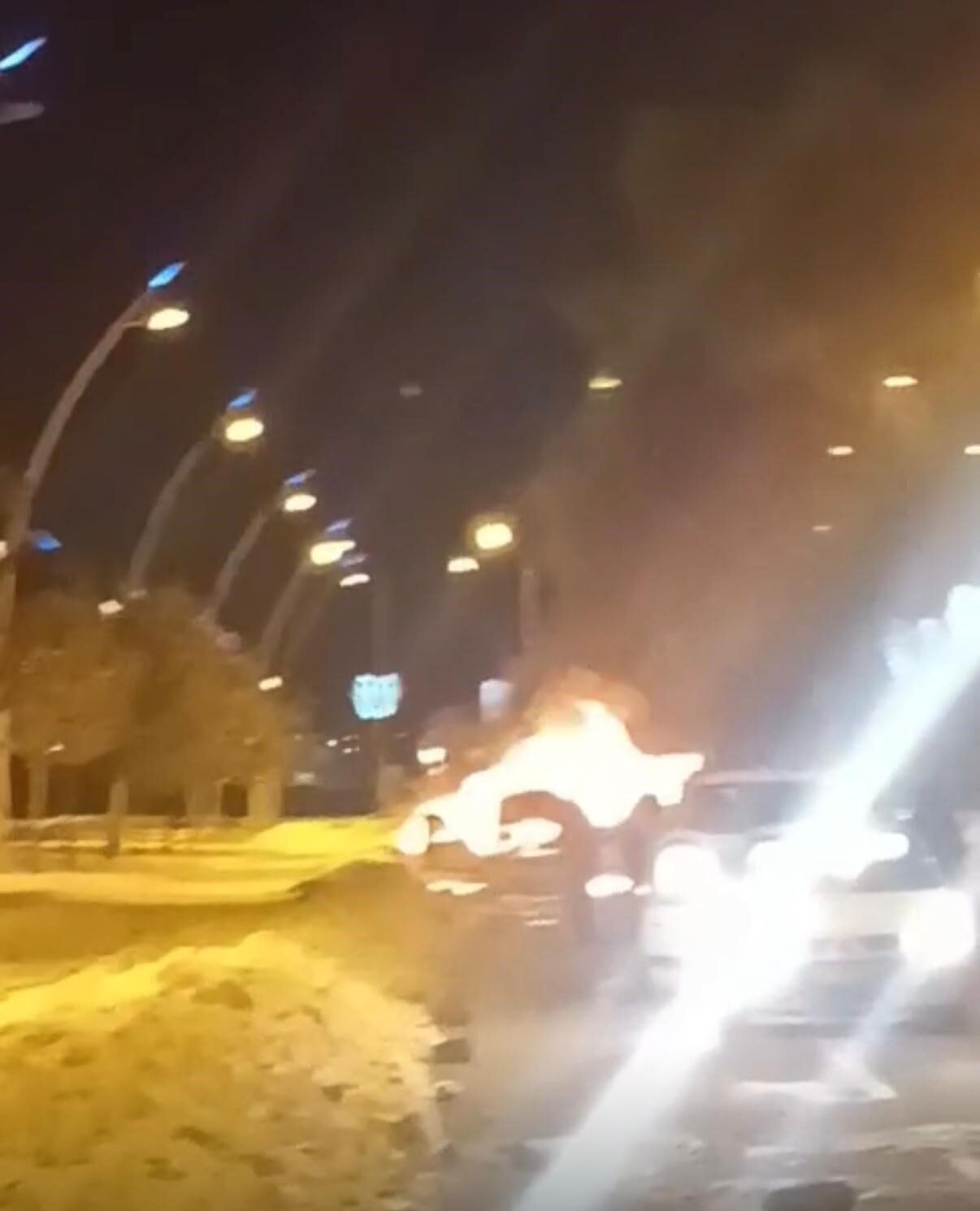 Diyarbakır’ın merkez Yenişehir ilçesinde park halindeki otomobil yanarak kullanılamaz hale